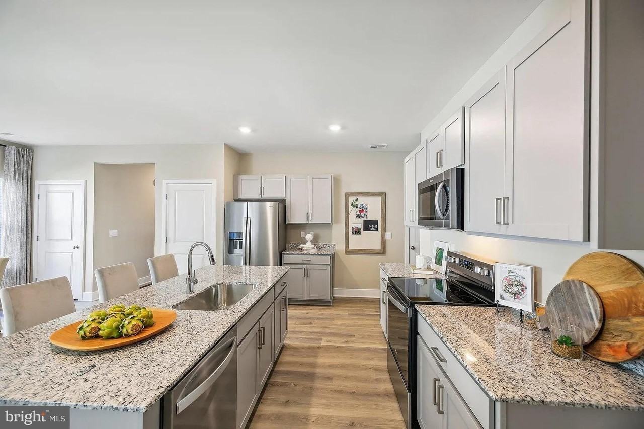 111 Charing Cross Dr - Photo 6 of 29
