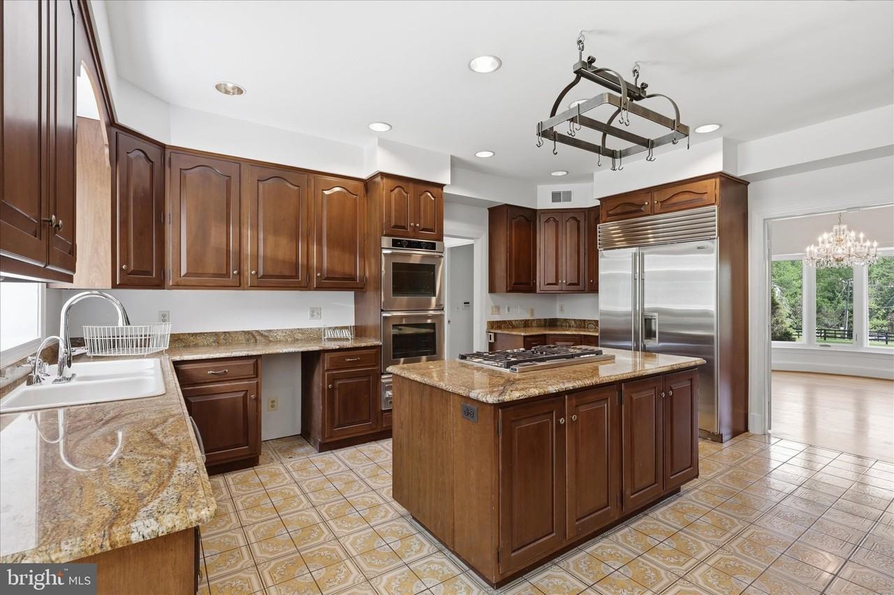 1051 Kelso Rd - Photo 7 of 40
