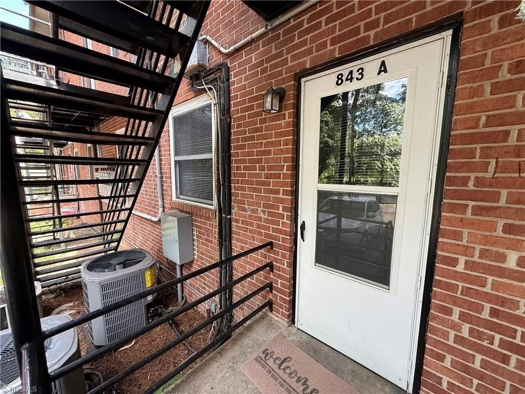 843 W 6th St #A - Photo 2 of 10