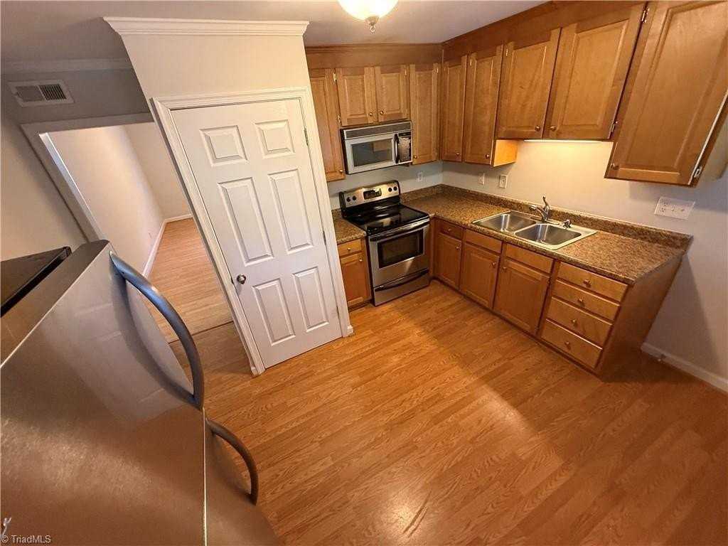 843 W 6th St #A - Photo 3 of 10