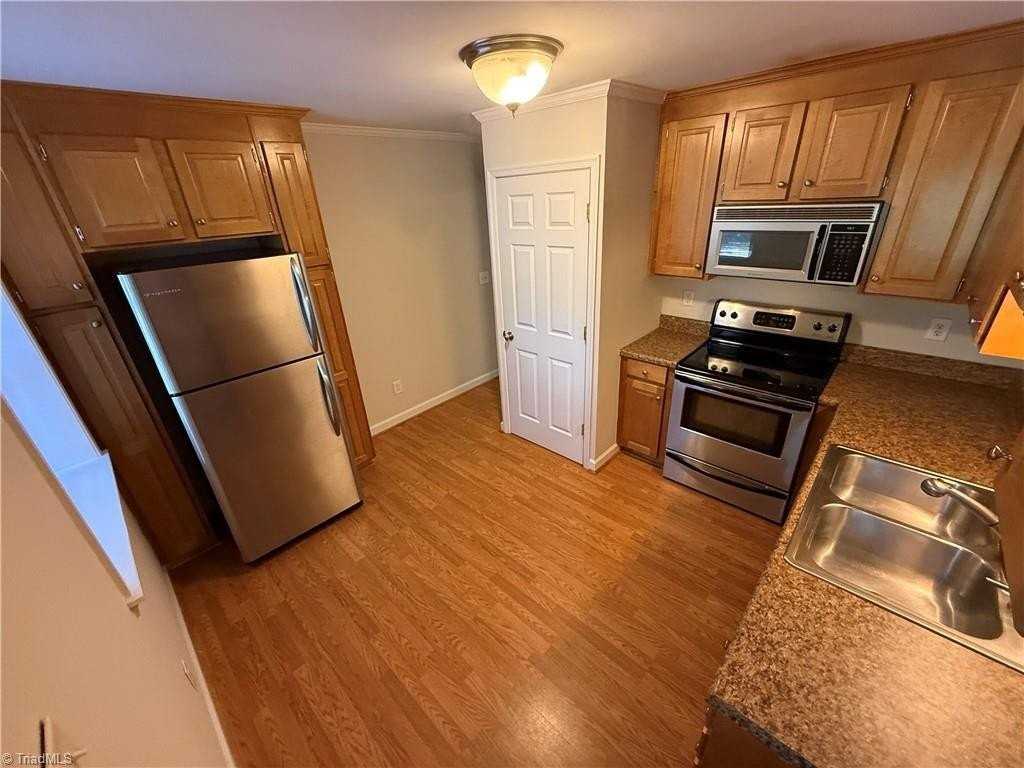 843 W 6th St #A - Photo 4 of 10