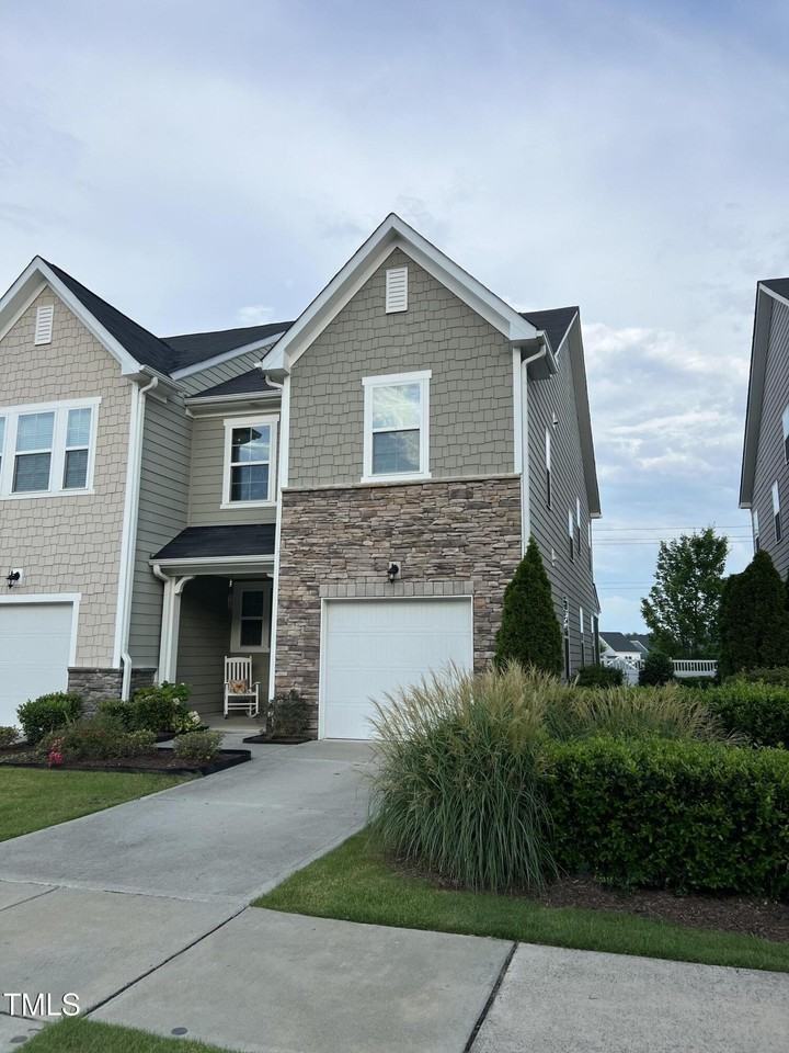 1109 Little Gem Ln - Photo 2 of 35