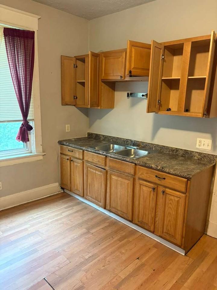 1559 Ambrose Ave #1 - Photo 5 of 7