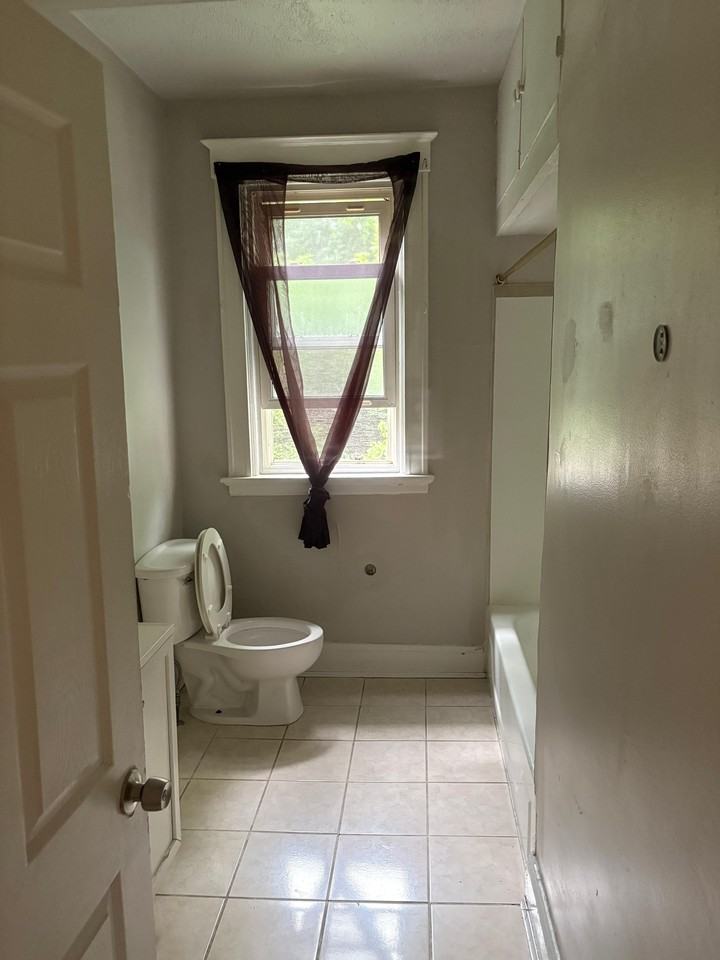 1559 Ambrose Ave #1 - Photo 6 of 7
