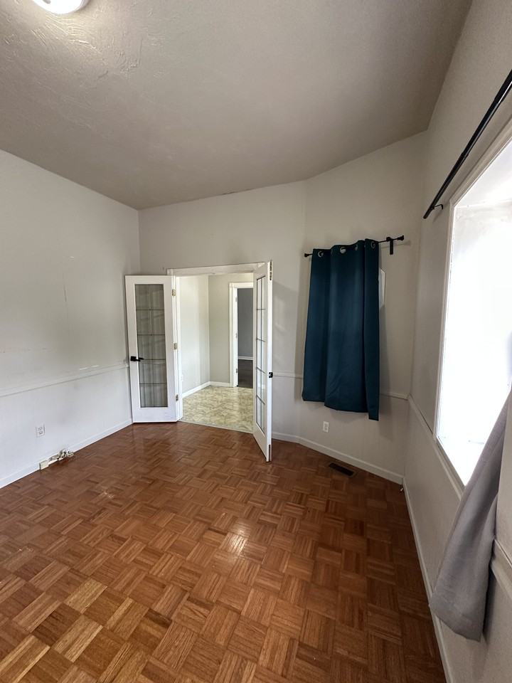 810 E 8th St #D - Photo 3 of 17