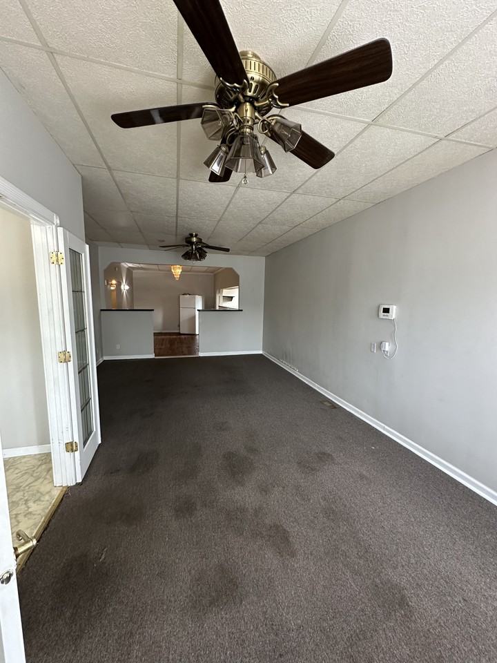 810 E 8th St #D - Photo 4 of 17