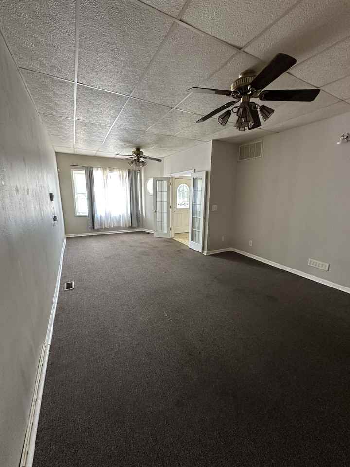 810 E 8th St #D - Photo 5 of 17