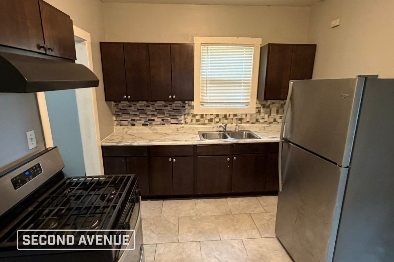 9136 S Blackstone Ave - Photo 3 of 14