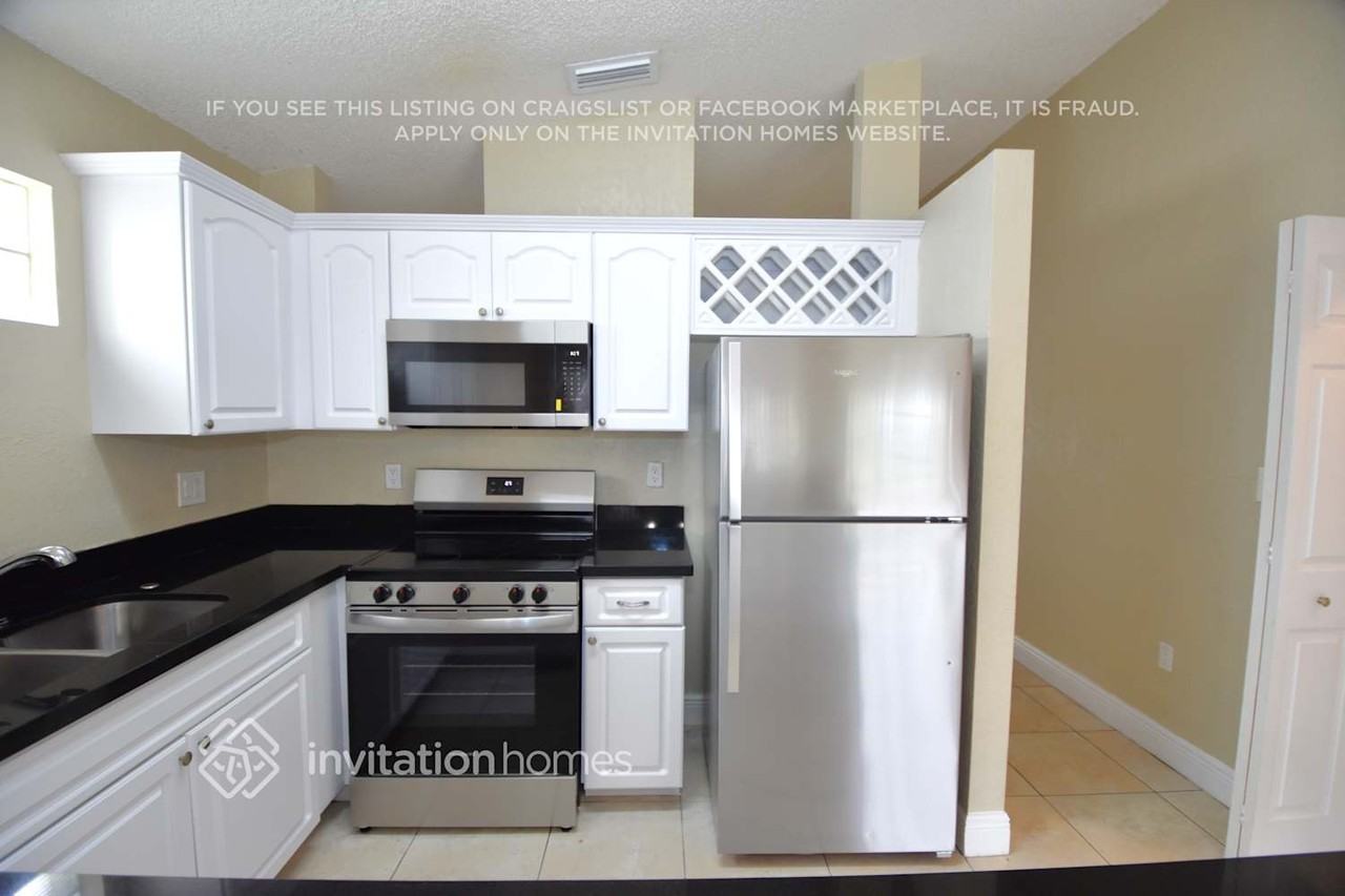 7651 Nw 168th Ter - Photo 5 of 18