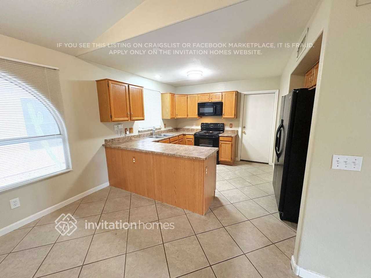 7923 W Laurel Ln - Photo 2 of 8