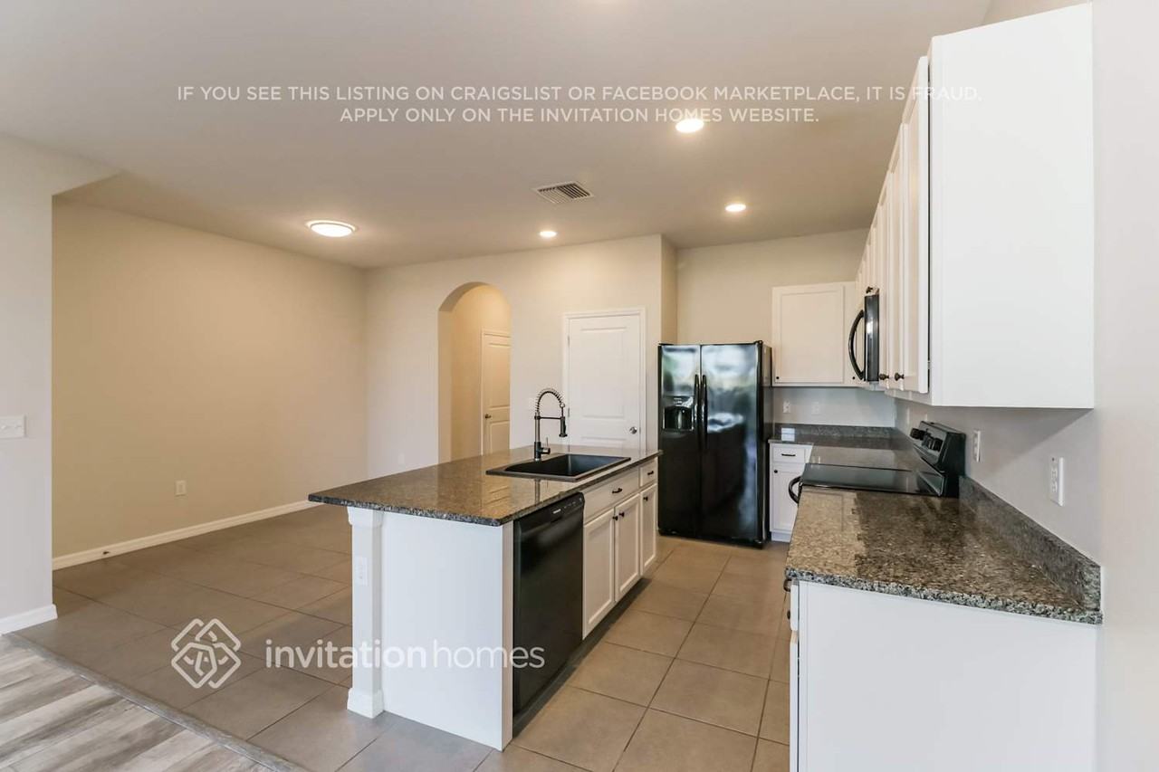 2731 Suncoast Blend Dr - Photo 5 of 18