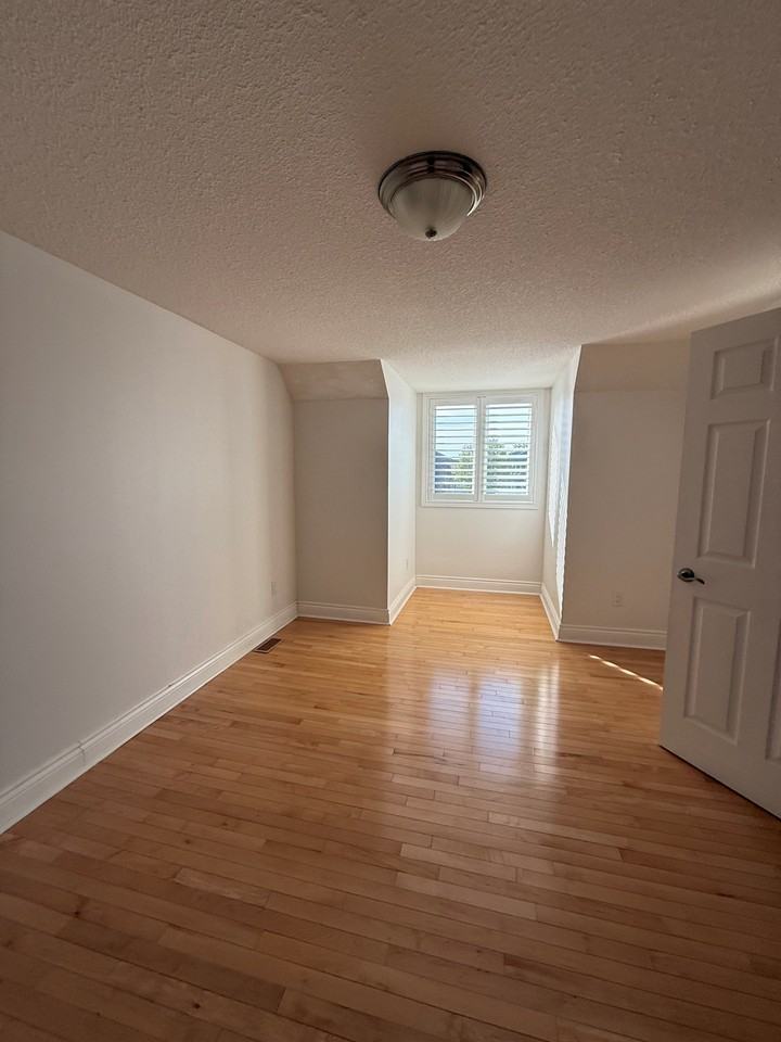 173 Hawkins Dr - Photo 4 of 12