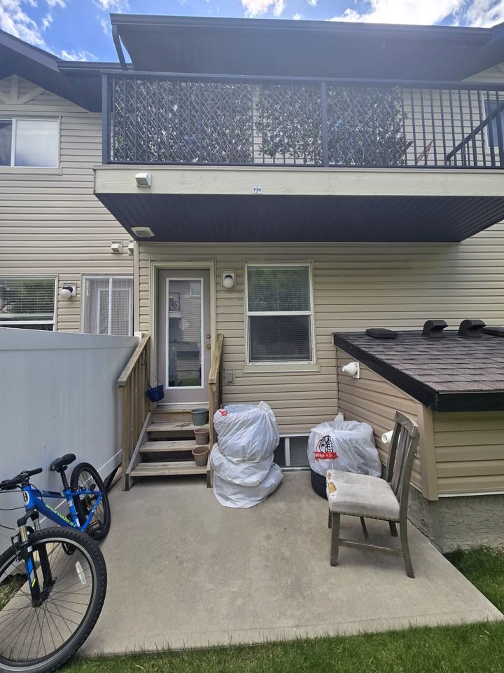 192 Saddlebrook Point NE - Photo 2 of 9
