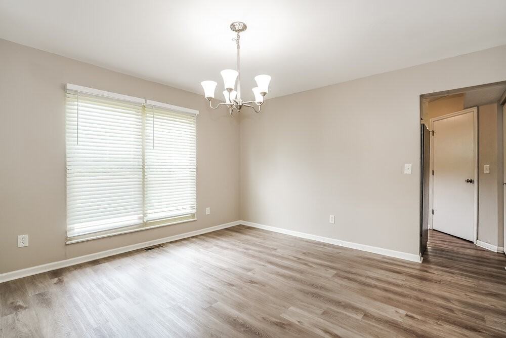 1127 Crestview St - Photo 7 of 17