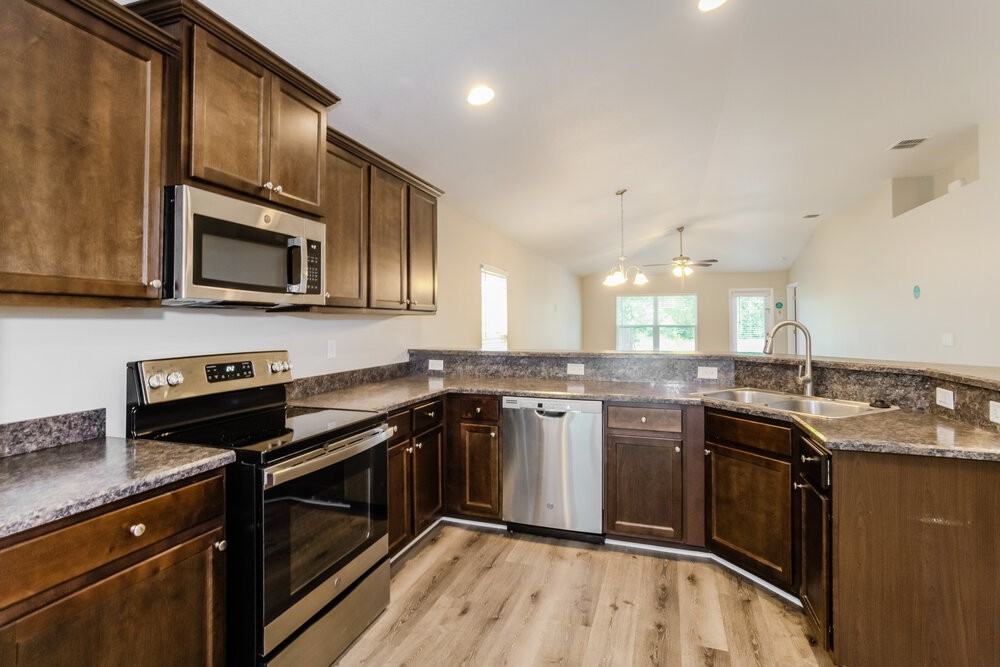 1004 Kellogg Dr - Photo 6 of 16