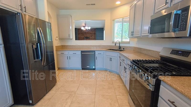 1777 Oconnor Ave - Photo 4 of 33