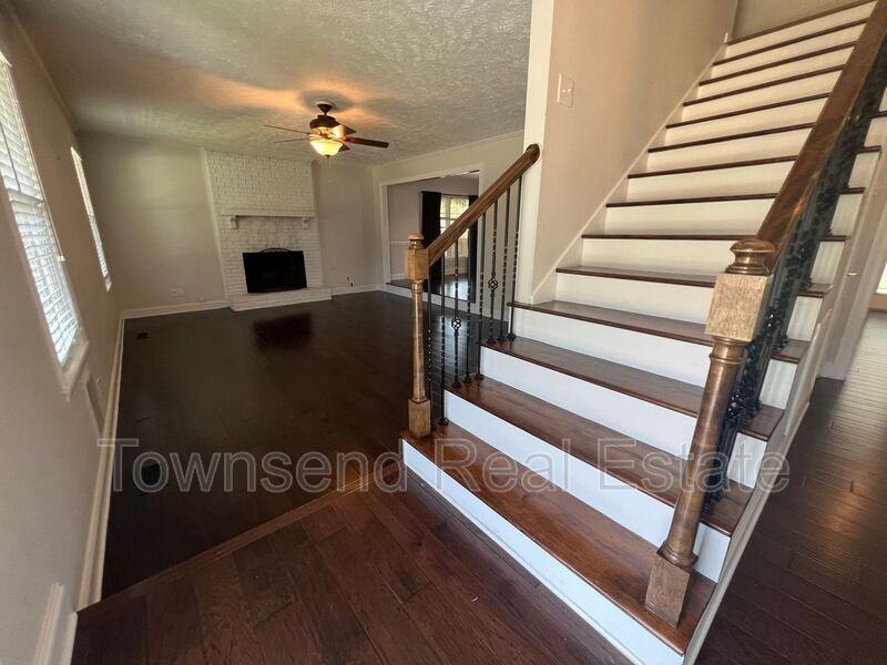 303 Wagoner Dr - Photo 4 of 29