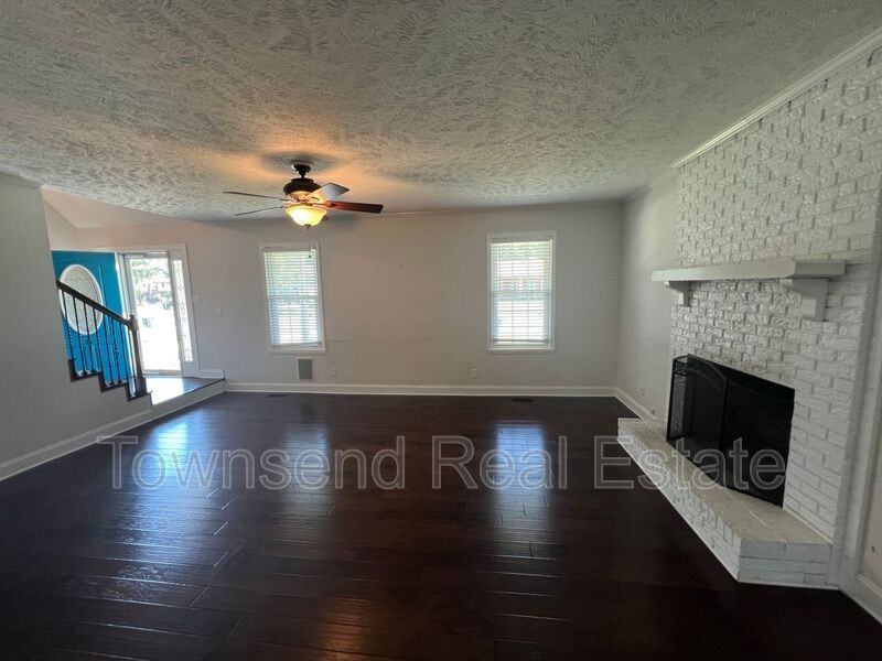 303 Wagoner Dr - Photo 5 of 29