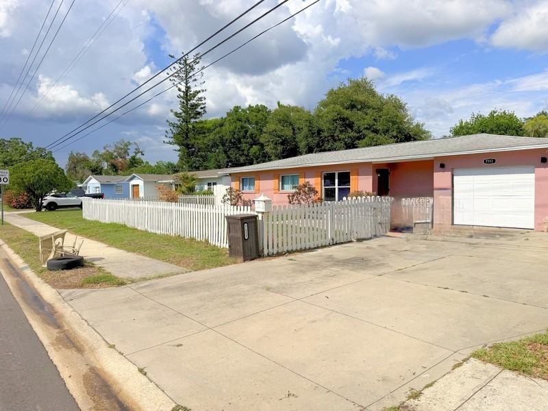 7111 16th St N - Photo 2 of 50