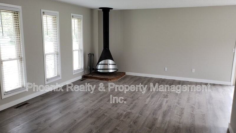1362 Tipperary St - Photo 4 of 16