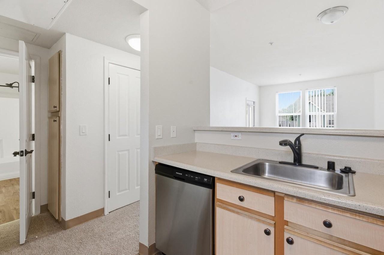 Market Gateway Apartments - Photo 2 of 30