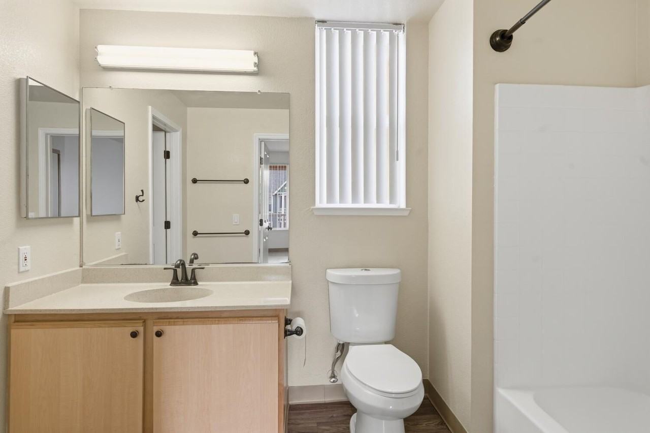 Market Gateway Apartments - Photo 4 of 30