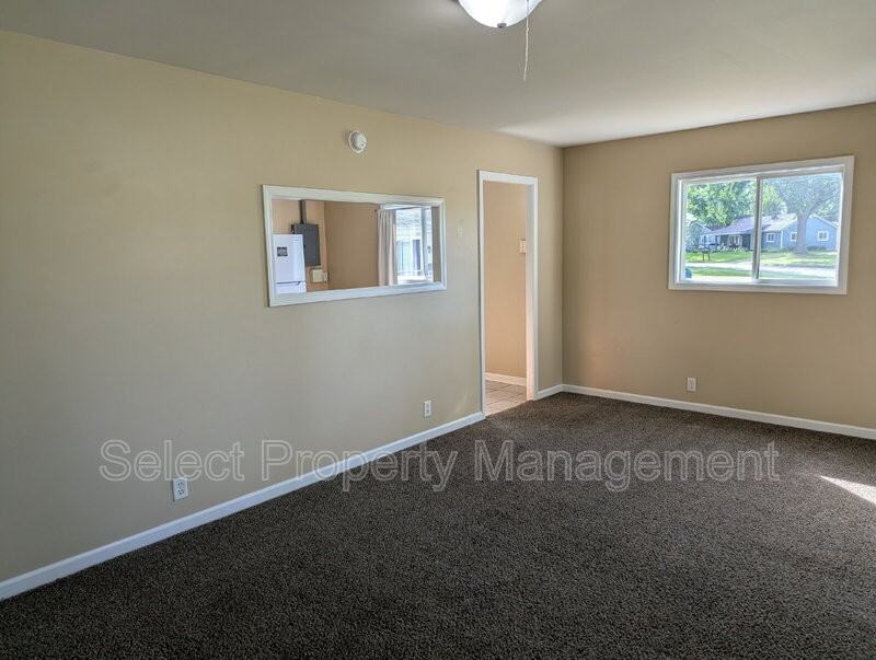 926 Houston Dr - Photo 4 of 17