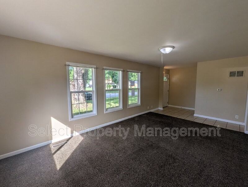 926 Houston Dr - Photo 5 of 17