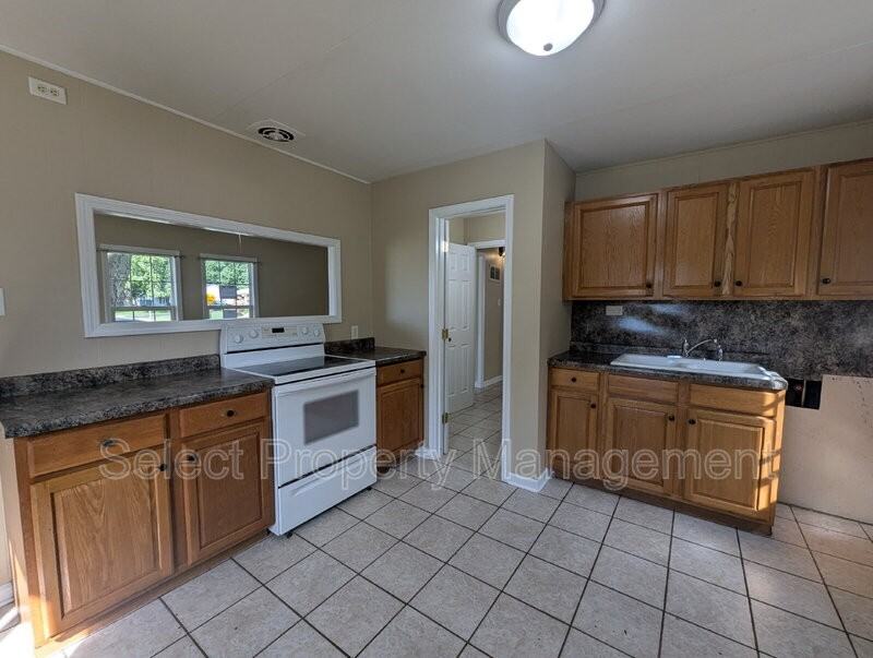 926 Houston Dr - Photo 6 of 17