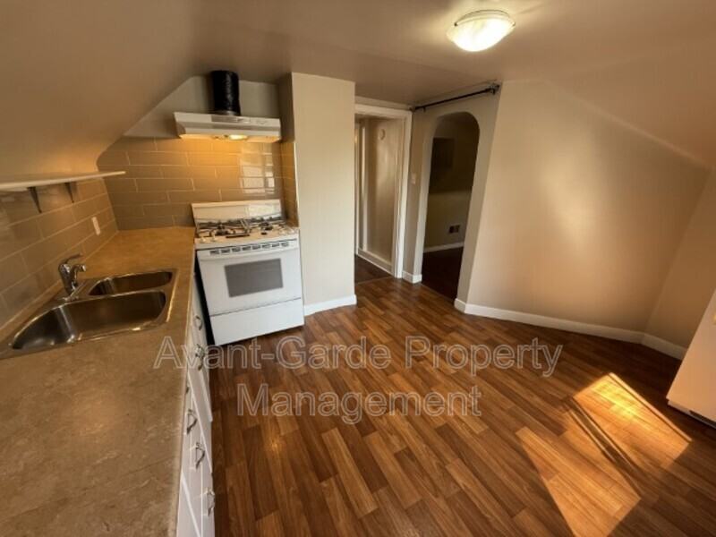 12114 102 St Nw - Photo 3 of 23