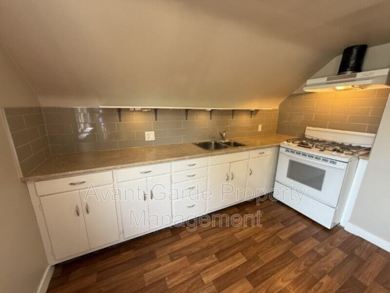 12114 102 St Nw - Photo 4 of 23