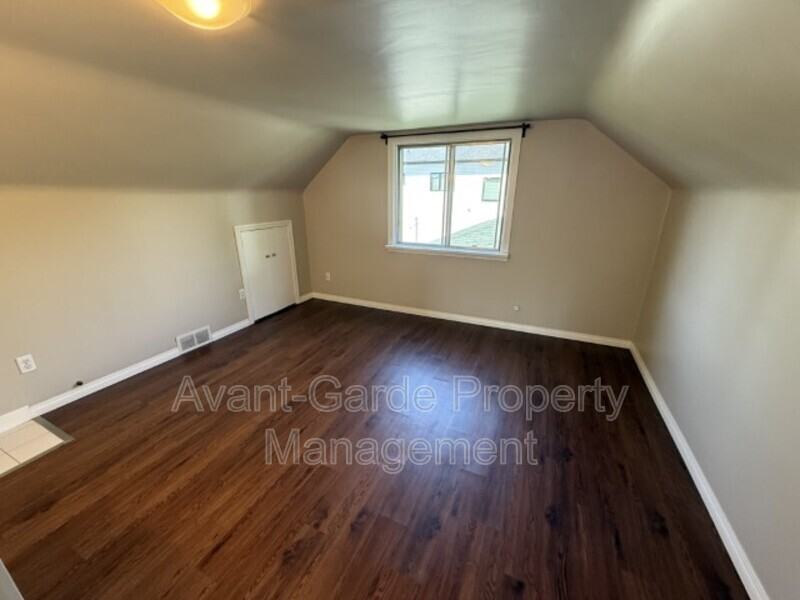 12114 102 St Nw - Photo 5 of 23