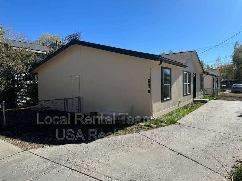 405 W Phoenix Ave #1 - Photo 3 of 15