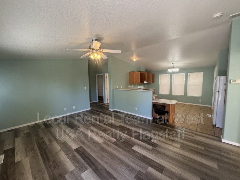 405 W Phoenix Ave #1 - Photo 5 of 15