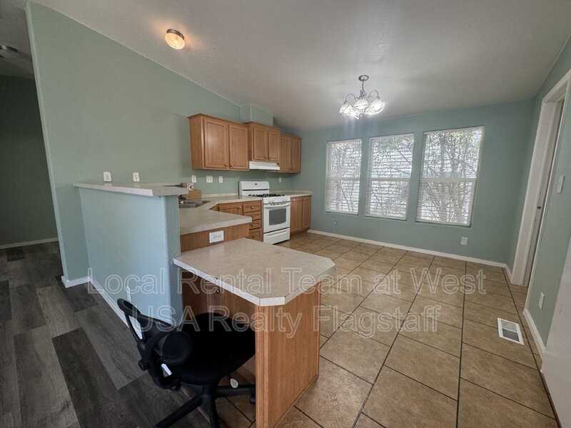 405 W Phoenix Ave #1 - Photo 7 of 15
