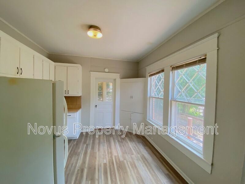 319 College St #A - Photo 7 of 13