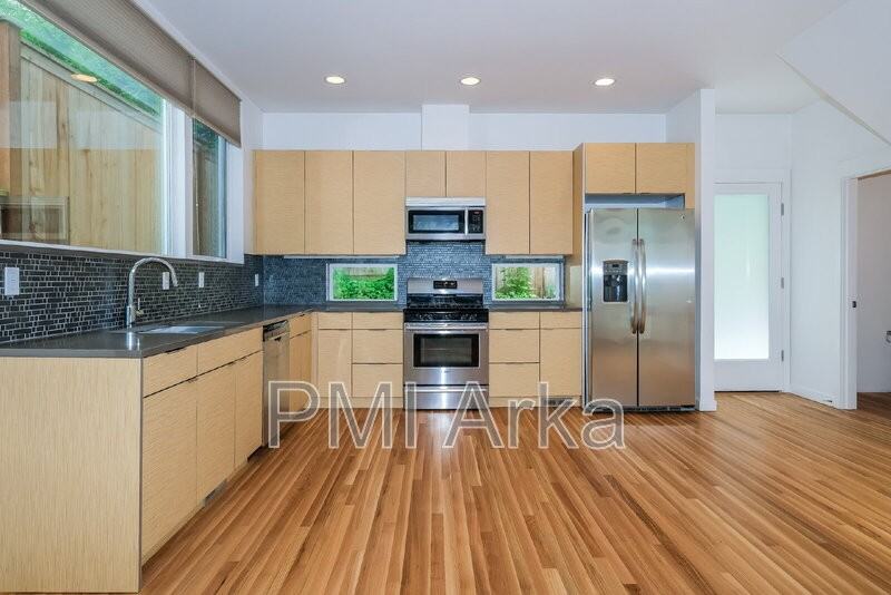 11336 40th Ave Ne - Photo 4 of 17