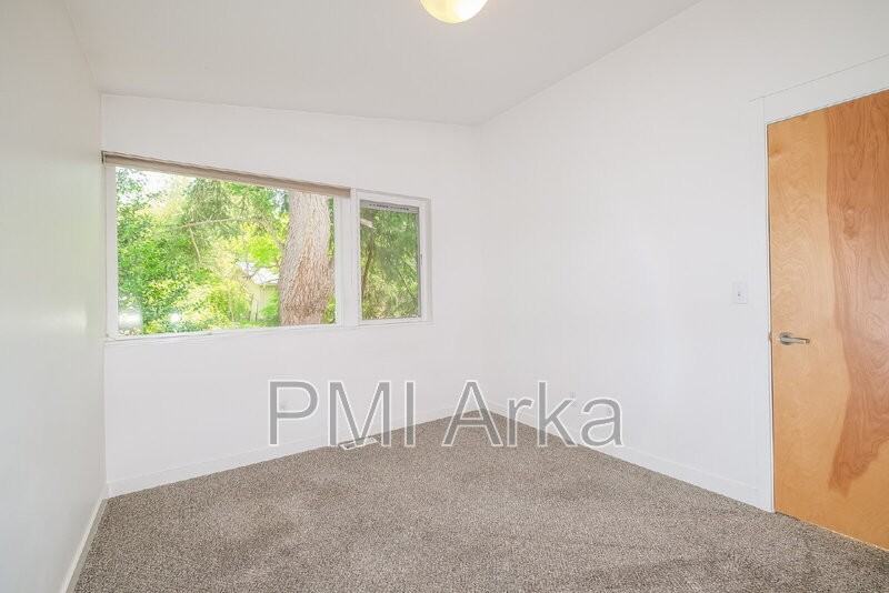 11336 40th Ave Ne - Photo 7 of 17