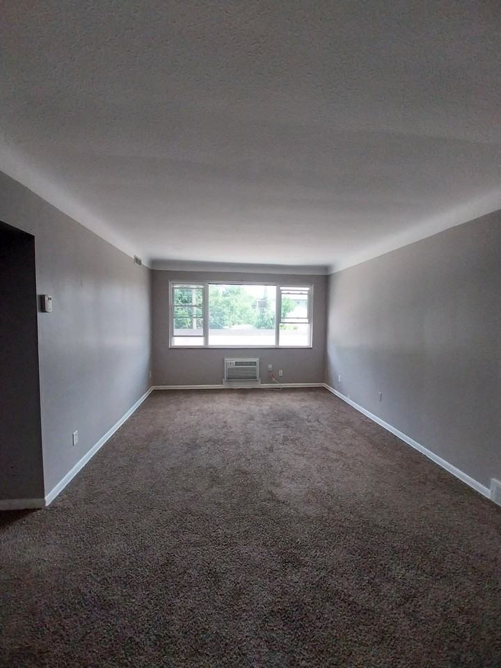17808 Lakeshore Boulevard - Photo 2 of 8