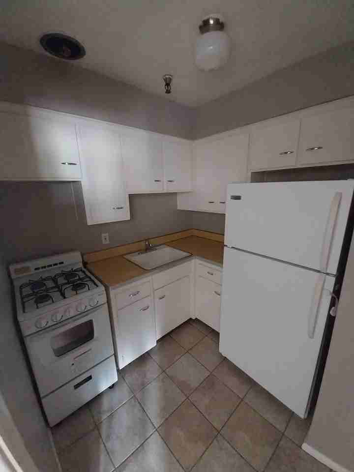 17808 Lakeshore Boulevard - Photo 3 of 8