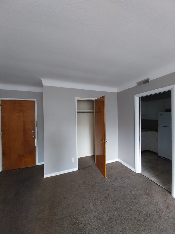 17808 Lakeshore Boulevard - Photo 4 of 8
