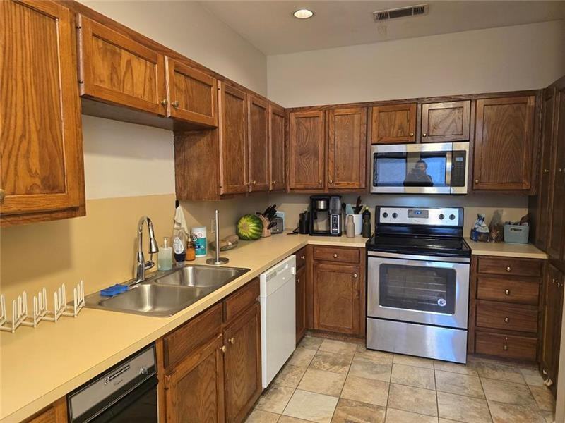 611 E 45th St #4 - Photo 5 of 17