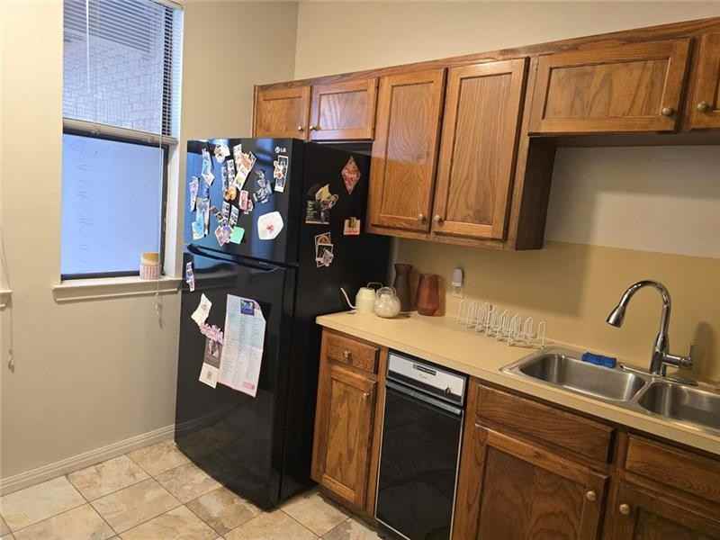 611 E 45th St #4 - Photo 6 of 17