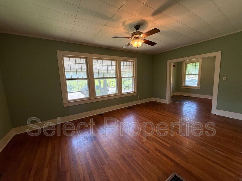 1101 Olive St - Photo 4 of 11