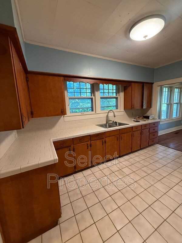 1101 Olive St - Photo 6 of 11