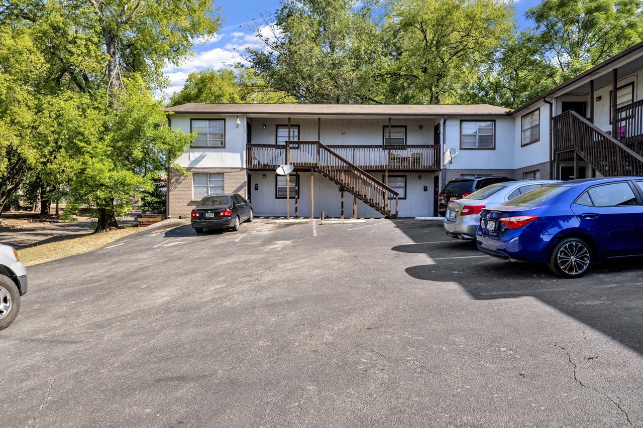 313 Beta Street South - Photo 3 of 20