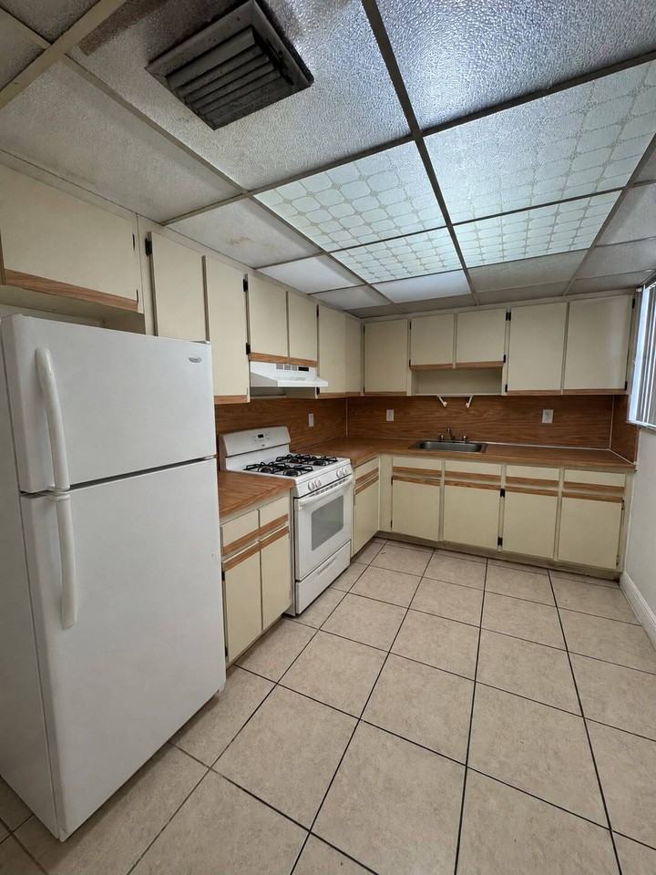 1130 West 37th Street - Photo 4 of 34