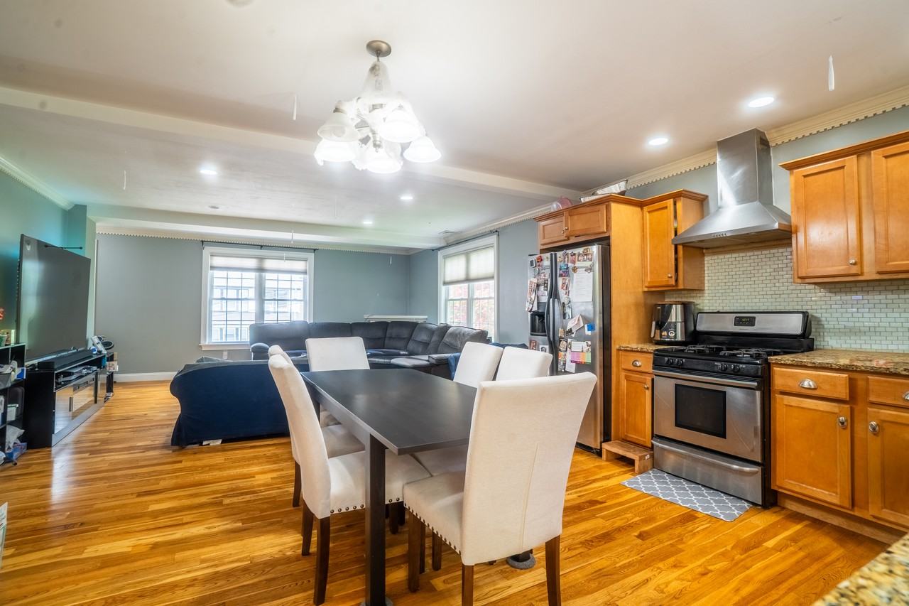 61 Carlisle St #61 - Photo 3 of 17
