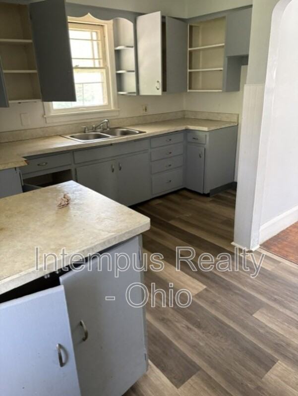 231 Marmion Ave - Photo 2 of 4