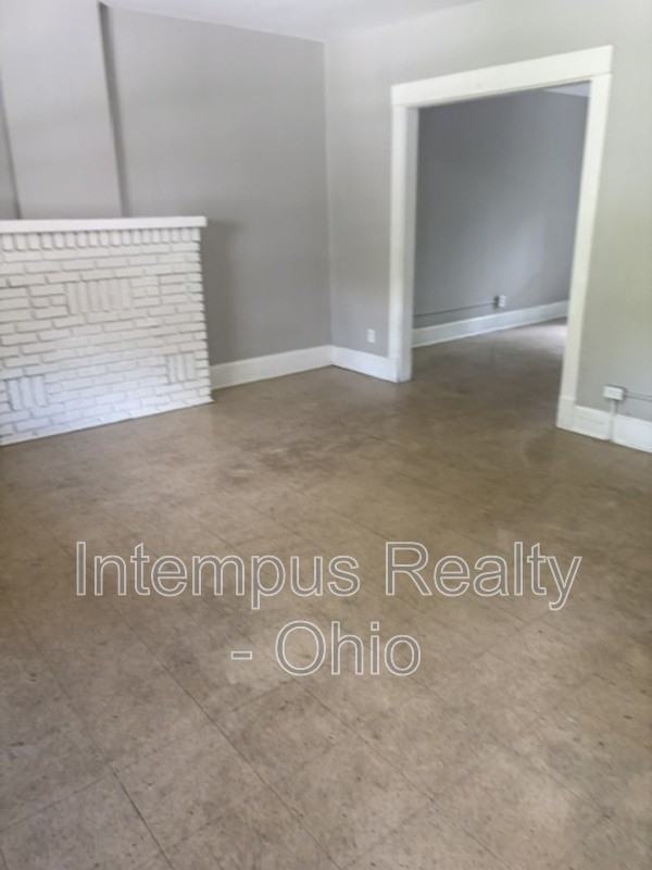 915 Lakewood Ave - Photo 2 of 8